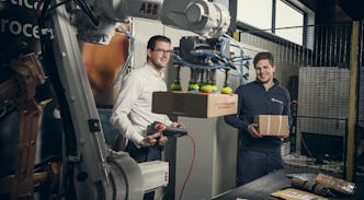 ABB robot met twee collegas