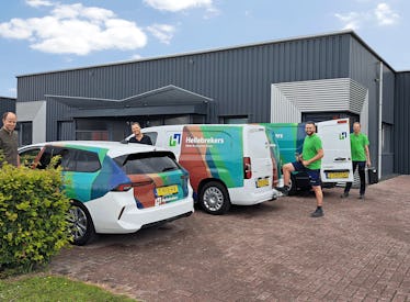 Vier mannen bij de bussen